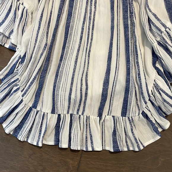 Women’s Vertical Stripe Blouse - Picture 4 of 5